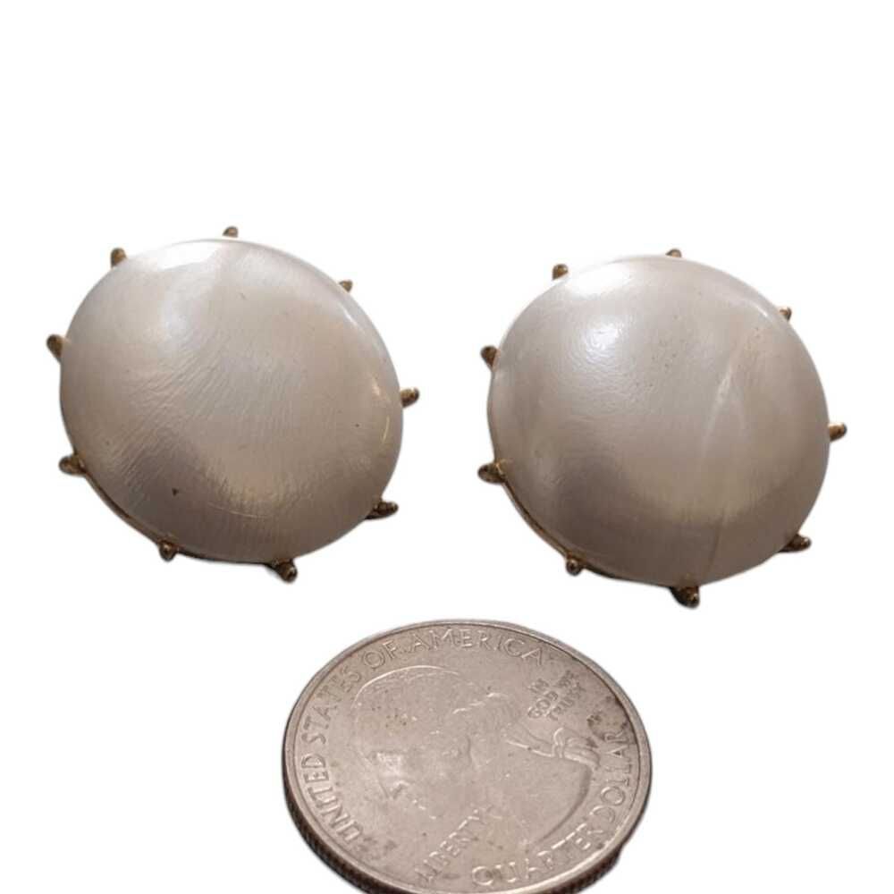 Vintage Crown Trifari Gold Tone Round White Textured Faux Pearl Clip On Earrings - Picture 4 of 4